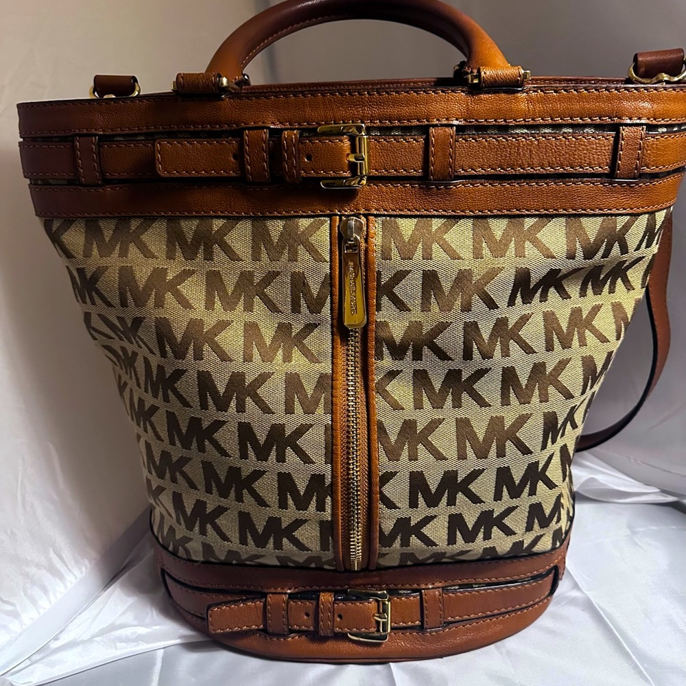 Michael Kors Mono 2 way in excellent condition
